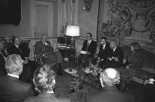 Francesco Morino e Giuseppe Atlante, rispettivamente presidente della Società italiana di prevenzione e terapia dei tumori e presidente del XIII Congresso nazionale di oncologia,con il Comitato scientifico e il Comitato di Presidenza del Congresso