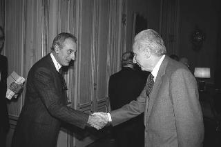 Francesco Morino e Giuseppe Atlante, rispettivamente presidente della Società italiana di prevenzione e terapia dei tumori e presidente del XIII Congresso nazionale di oncologia,con il Comitato scientifico e il Comitato di Presidenza del Congresso
