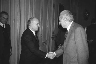 Francesco Morino e Giuseppe Atlante, rispettivamente presidente della Società italiana di prevenzione e terapia dei tumori e presidente del XIII Congresso nazionale di oncologia,con il Comitato scientifico e il Comitato di Presidenza del Congresso