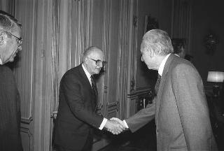Francesco Morino e Giuseppe Atlante, rispettivamente presidente della Società italiana di prevenzione e terapia dei tumori e presidente del XIII Congresso nazionale di oncologia,con il Comitato scientifico e il Comitato di Presidenza del Congresso