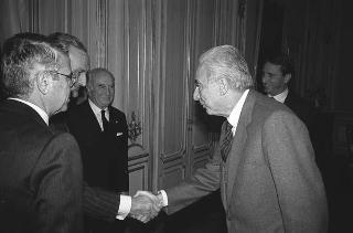 Francesco Morino e Giuseppe Atlante, rispettivamente presidente della Società italiana di prevenzione e terapia dei tumori e presidente del XIII Congresso nazionale di oncologia,con il Comitato scientifico e il Comitato di Presidenza del Congresso