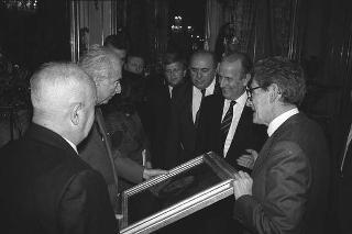 Il Presidente della Repubblica Francesco Cossiga riceve in udienza Paolo Emilio Taviani e i componenti della "Christopher Columbus Quicentenary Jubilee Commission", con esponenti della Regione Liguria e degli enti locali genovesi