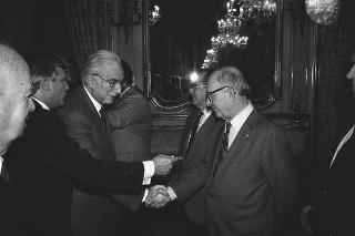 Il Presidente della Repubblica Francesco Cossiga riceve in udienza Paolo Emilio Taviani e i componenti della "Christopher Columbus Quicentenary Jubilee Commission", con esponenti della Regione Liguria e degli enti locali genovesi