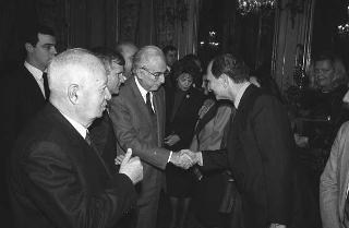 Il Presidente della Repubblica Francesco Cossiga riceve in udienza Paolo Emilio Taviani e i componenti della "Christopher Columbus Quicentenary Jubilee Commission", con esponenti della Regione Liguria e degli enti locali genovesi