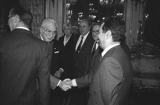 Il Presidente della Repubblica Francesco Cossiga riceve in udienza Paolo Emilio Taviani e i componenti della "Christopher Columbus Quicentenary Jubilee Commission", con esponenti della Regione Liguria e degli enti locali genovesi