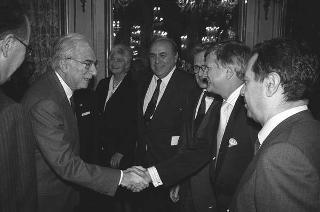 Il Presidente della Repubblica Francesco Cossiga riceve in udienza Paolo Emilio Taviani e i componenti della "Christopher Columbus Quicentenary Jubilee Commission", con esponenti della Regione Liguria e degli enti locali genovesi