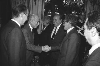 Il Presidente della Repubblica Francesco Cossiga riceve in udienza Paolo Emilio Taviani e i componenti della "Christopher Columbus Quicentenary Jubilee Commission", con esponenti della Regione Liguria e degli enti locali genovesi