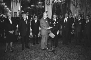 Il Presidente della Repubblica Francesco Cossiga riceve in udienza Paolo Emilio Taviani e i componenti della "Christopher Columbus Quicentenary Jubilee Commission", con esponenti della Regione Liguria e degli enti locali genovesi