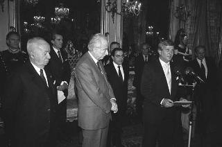 Il Presidente della Repubblica Francesco Cossiga riceve in udienza Paolo Emilio Taviani e i componenti della "Christopher Columbus Quicentenary Jubilee Commission", con esponenti della Regione Liguria e degli enti locali genovesi