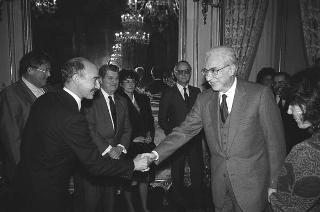 Il Presidente della Repubblica Francesco Cossiga riceve in udienza Paolo Emilio Taviani e i componenti della "Christopher Columbus Quicentenary Jubilee Commission", con esponenti della Regione Liguria e degli enti locali genovesi