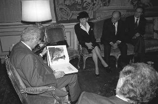 Il Presidente della Repubblica Francesco Cossiga incontra la signora Marina Marini, vedova dello scultore Marino Marini