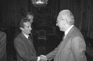 Il Presidente della Repubblica Francesco Cossiga riceve in udienza Lidio Bozzini, presidente della Società Editalia, con Mario Guidotti, per presentare il volume "Sandro Pertini: una vita per la libertà"