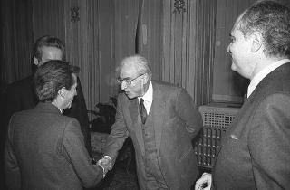 Il Presidente della Repubblica Francesco Cossiga riceve in udienza Lidio Bozzini, presidente della Società Editalia, con Mario Guidotti, per presentare il volume "Sandro Pertini: una vita per la libertà"