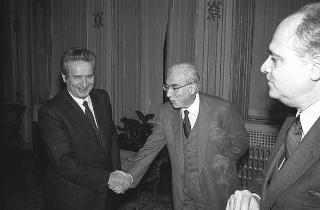 Il Presidente della Repubblica Francesco Cossiga riceve in udienza Lidio Bozzini, presidente della Società Editalia, con Mario Guidotti, per presentare il volume "Sandro Pertini: una vita per la libertà"