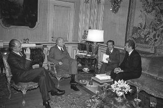 Il Presidente della Repubblica Francesco Cossiga riceve in udienza Lidio Bozzini, presidente della Società Editalia, con Mario Guidotti, per presentare il volume "Sandro Pertini: una vita per la libertà"