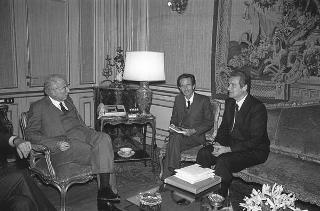 Il Presidente della Repubblica Francesco Cossiga riceve in udienza Lidio Bozzini, presidente della Società Editalia, con Mario Guidotti, per presentare il volume "Sandro Pertini: una vita per la libertà"