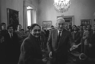 Il Presidente della Repubblica Francesco Cossiga riceve in udienza Felice Rizzi, presidente della Federazione organismi cristiani di servizio internazionale volontario,con una rappresentanza del sodalizio