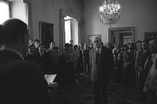 Il Presidente della Repubblica Francesco Cossiga riceve in udienza Felice Rizzi, presidente della Federazione organismi cristiani di servizio internazionale volontario,con una rappresentanza del sodalizio