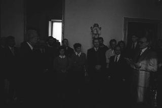 Il Presidente della Repubblica Francesco Cossiga riceve in udienza Felice Rizzi, presidente della Federazione organismi cristiani di servizio internazionale volontario,con una rappresentanza del sodalizio