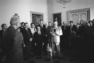 Il Presidente della Repubblica Francesco Cossiga riceve in udienza Felice Rizzi, presidente della Federazione organismi cristiani di servizio internazionale volontario,con una rappresentanza del sodalizio