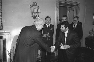 Il Presidente della Repubblica Francesco Cossiga riceve in udienza Claudio Aicardi, presidente della Federazione italiana scoutismo, con una rappresentanza del contingente italiano scout partecipante al 16° Jamboree mondiale