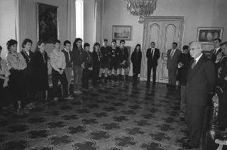 Il Presidente della Repubblica Francesco Cossiga riceve in udienza Claudio Aicardi, presidente della Federazione italiana scoutismo, con una rappresentanza del contingente italiano scout partecipante al 16° Jamboree mondiale