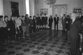 Il Presidente della Repubblica Francesco Cossiga riceve in udienza Claudio Aicardi, presidente della Federazione italiana scoutismo, con una rappresentanza del contingente italiano scout partecipante al 16° Jamboree mondiale