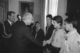 Il Presidente della Repubblica Francesco Cossiga riceve in udienza Claudio Aicardi, presidente della Federazione italiana scoutismo, con una rappresentanza del contingente italiano scout partecipante al 16° Jamboree mondiale