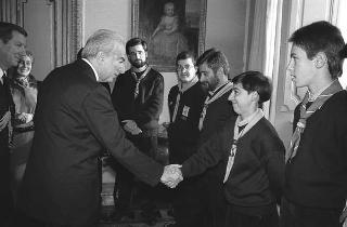 Il Presidente della Repubblica Francesco Cossiga riceve in udienza Claudio Aicardi, presidente della Federazione italiana scoutismo, con una rappresentanza del contingente italiano scout partecipante al 16° Jamboree mondiale