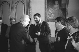 Il Presidente della Repubblica Francesco Cossiga riceve in udienza Claudio Aicardi, presidente della Federazione italiana scoutismo, con una rappresentanza del contingente italiano scout partecipante al 16° Jamboree mondiale