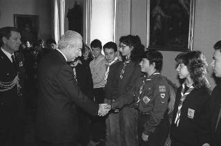 Il Presidente della Repubblica Francesco Cossiga riceve in udienza Claudio Aicardi, presidente della Federazione italiana scoutismo, con una rappresentanza del contingente italiano scout partecipante al 16° Jamboree mondiale