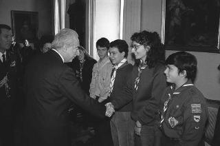 Il Presidente della Repubblica Francesco Cossiga riceve in udienza Claudio Aicardi, presidente della Federazione italiana scoutismo, con una rappresentanza del contingente italiano scout partecipante al 16° Jamboree mondiale