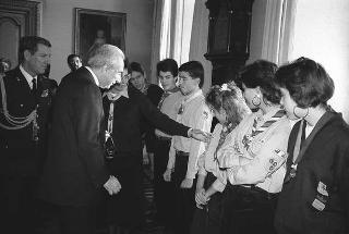 Il Presidente della Repubblica Francesco Cossiga riceve in udienza Claudio Aicardi, presidente della Federazione italiana scoutismo, con una rappresentanza del contingente italiano scout partecipante al 16° Jamboree mondiale