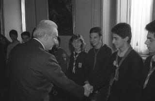 Il Presidente della Repubblica Francesco Cossiga riceve in udienza Claudio Aicardi, presidente della Federazione italiana scoutismo, con una rappresentanza del contingente italiano scout partecipante al 16° Jamboree mondiale