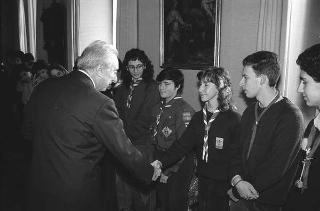 Il Presidente della Repubblica Francesco Cossiga riceve in udienza Claudio Aicardi, presidente della Federazione italiana scoutismo, con una rappresentanza del contingente italiano scout partecipante al 16° Jamboree mondiale