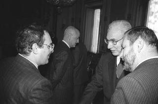 Il Presidente della Repubblica Francesco Cossiga riceve in udienza Alberto Brasca, presidente dell'Unione delle Province d'Italia, con i componenti dell'ufficio di presidenza, per presentare il libro Il Presidente e le Autonomie