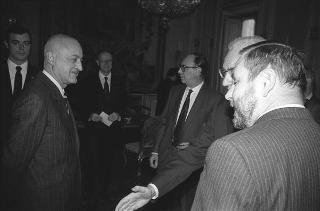 Il Presidente della Repubblica Francesco Cossiga riceve in udienza Alberto Brasca, presidente dell'Unione delle Province d'Italia, con i componenti dell'ufficio di presidenza, per presentare il libro Il Presidente e le Autonomie