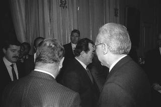 Il Presidente della Repubblica Francesco Cossiga riceve in udienza Alberto Brasca, presidente dell'Unione delle Province d'Italia, con i componenti dell'ufficio di presidenza, per presentare il libro Il Presidente e le Autonomie