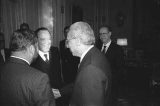 Il Presidente della Repubblica Francesco Cossiga riceve in udienza Alberto Brasca, presidente dell'Unione delle Province d'Italia, con i componenti dell'ufficio di presidenza, per presentare il libro Il Presidente e le Autonomie