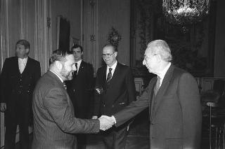 Il Presidente della Repubblica Francesco Cossiga riceve in udienza Alberto Brasca, presidente dell'Unione delle Province d'Italia, con i componenti dell'ufficio di presidenza, per presentare il libro Il Presidente e le Autonomie