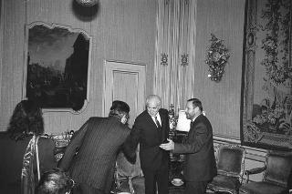 Il Presidente della Repubblica Francesco Cossiga riceve in udienza Alberto Brasca, presidente dell'Unione delle Province d'Italia, con i componenti dell'ufficio di presidenza, per presentare il libro Il Presidente e le Autonomie