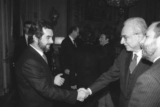 Il Presidente della Repubblica Francesco Cossiga riceve in udienza Alberto Brasca, presidente dell'Unione delle Province d'Italia, con i componenti dell'ufficio di presidenza, per presentare il libro Il Presidente e le Autonomie