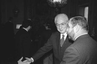 Il Presidente della Repubblica Francesco Cossiga riceve in udienza Alberto Brasca, presidente dell'Unione delle Province d'Italia, con i componenti dell'ufficio di presidenza, per presentare il libro Il Presidente e le Autonomie