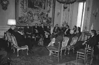 Il Presidente della Repubblica Francesco Cossiga riceve in udienza Alberto Brasca, presidente dell'Unione delle Province d'Italia, con i componenti dell'ufficio di presidenza, per presentare il libro Il Presidente e le Autonomie