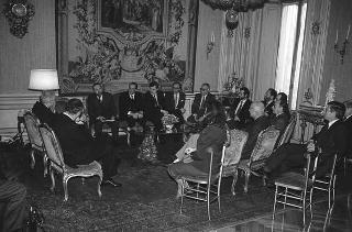 Il Presidente della Repubblica Francesco Cossiga riceve in udienza Alberto Brasca, presidente dell'Unione delle Province d'Italia, con i componenti dell'ufficio di presidenza, per presentare il libro Il Presidente e le Autonomie