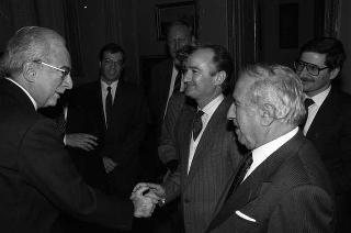 Adolfo Battaglia, ministro dell'industria, commercio e artigianato, con il Consiglio nazionale dell'artigianato