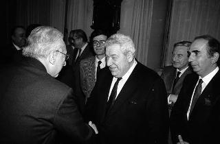 Adolfo Battaglia, ministro dell'industria, commercio e artigianato, con il Consiglio nazionale dell'artigianato