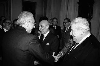 Adolfo Battaglia, ministro dell'industria, commercio e artigianato, con il Consiglio nazionale dell'artigianato