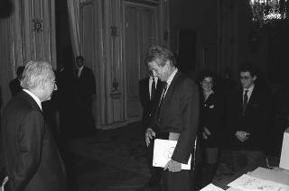Il Presidente della Repubblica Francesco Cossiga riceve in udienza i dirigenti della Apple Computer s.p.a., per la presentazione dell'ultima realizzazione "Macintosh II"