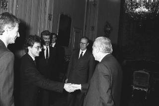 Il Presidente della Repubblica Francesco Cossiga riceve in udienza i dirigenti della Apple Computer s.p.a., per la presentazione dell'ultima realizzazione "Macintosh II"